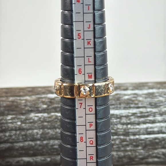 Elegant Gold Ring - Picture 5 of 5